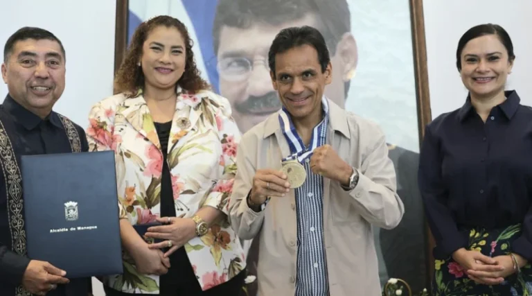 Boxeador-mexicano-Ricardo-El-Finito-Lopez-es-reconocido-con-Orden-Alexis-Arguello-en-Managua-800x445