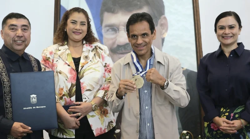 Boxeador-mexicano-Ricardo-El-Finito-Lopez-es-reconocido-con-Orden-Alexis-Arguello-en-Managua-800x445