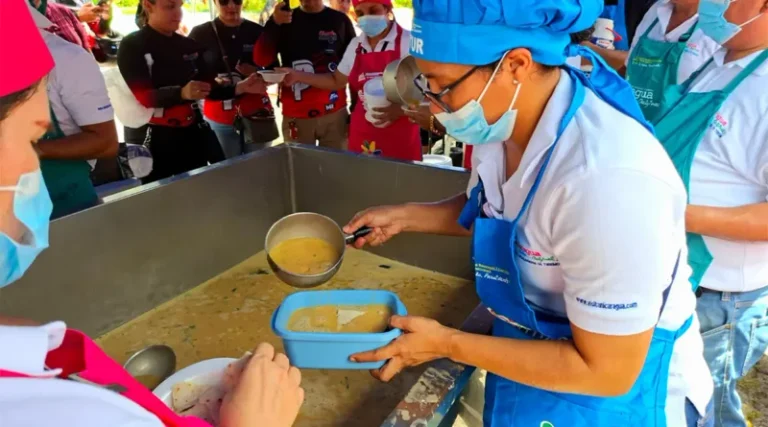 Juigalpa-elabora-la-Sopa-de-Huevo-de-Toro-mas-grande-de-Nicaragua-800x445